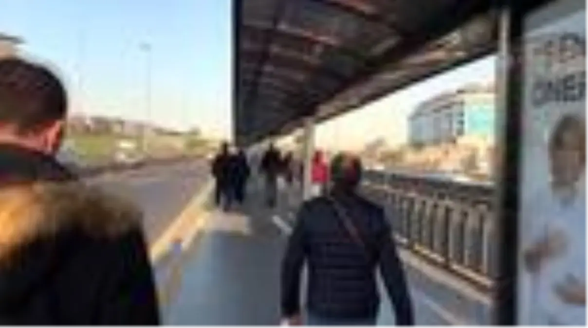 Toplu taşıma araçlarında ve duraklarda yolcu yoğunluğu devam ediyor (2)