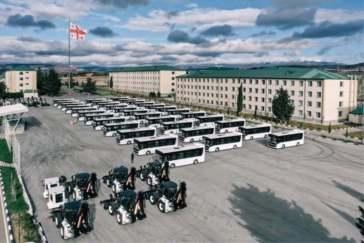 Son dakika haber: 12 iş makinesi ve 35 adet otobüs Gürcistan Savunma Bakanlığına teslim edildi