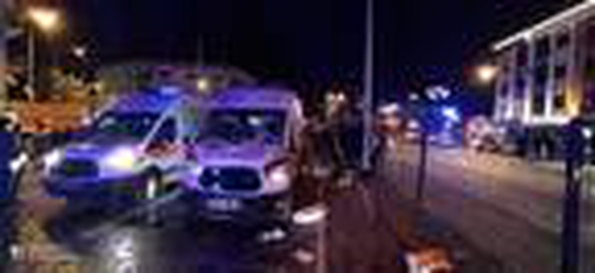 Ambulans ile otomobil çarpıştı 2 yaralı