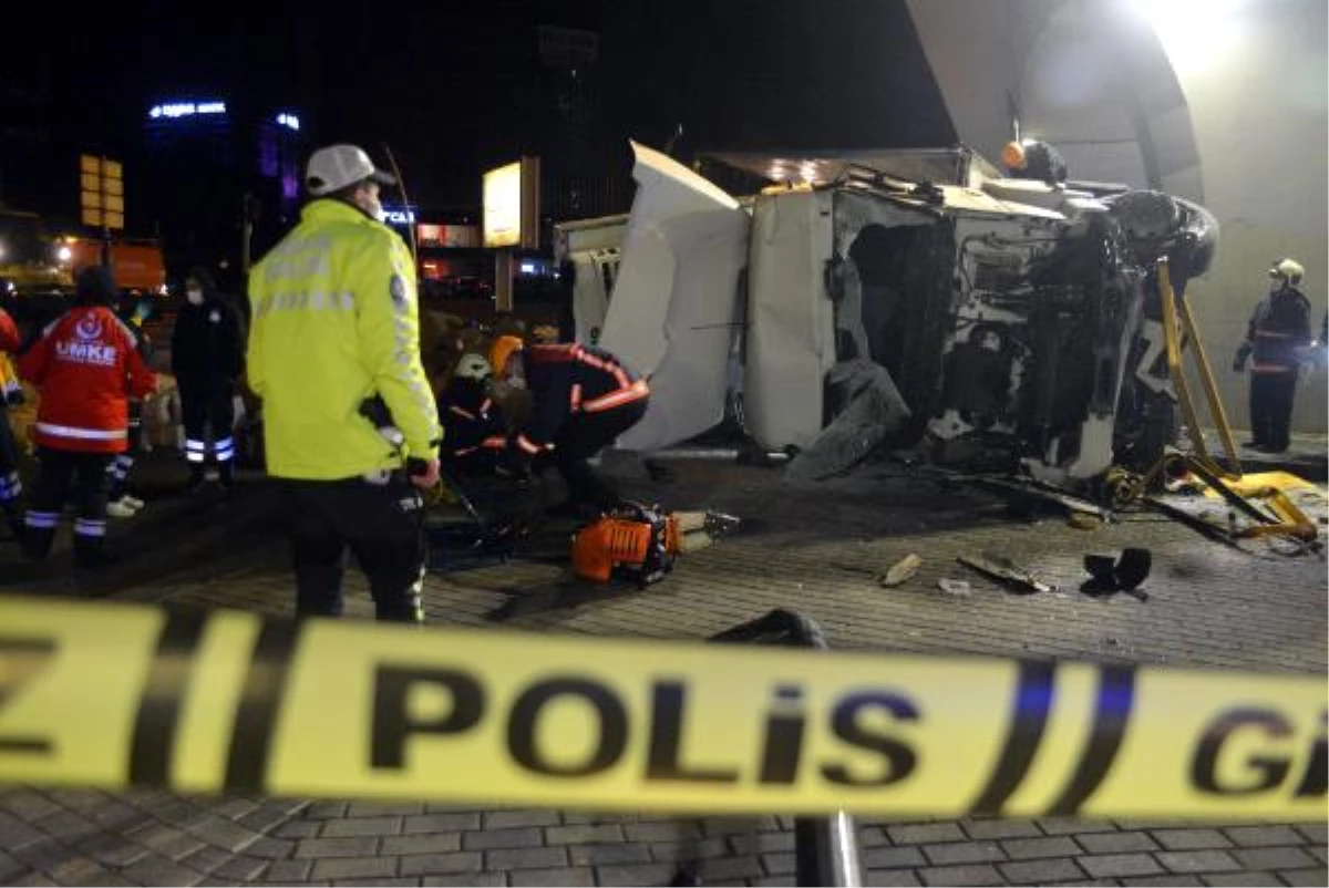 Son dakika haberleri... Ankara\'da devrilen TIR\'ın altında kalan sürücü öldü