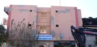 Bağarası eski belediye binası yıkıldı, Foça'da yeni tartışma başladı