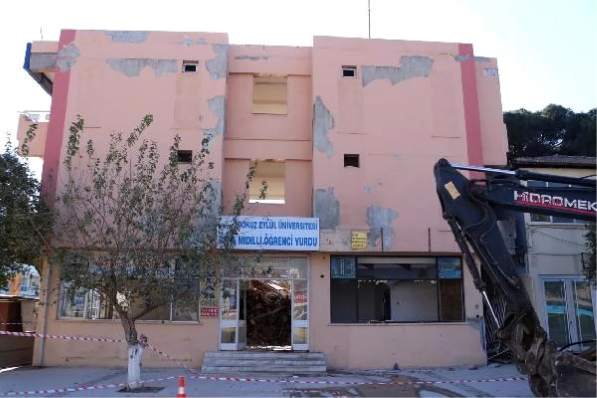 Bağarası eski belediye binası yıkıldı, Foça\'da yeni tartışma başladı