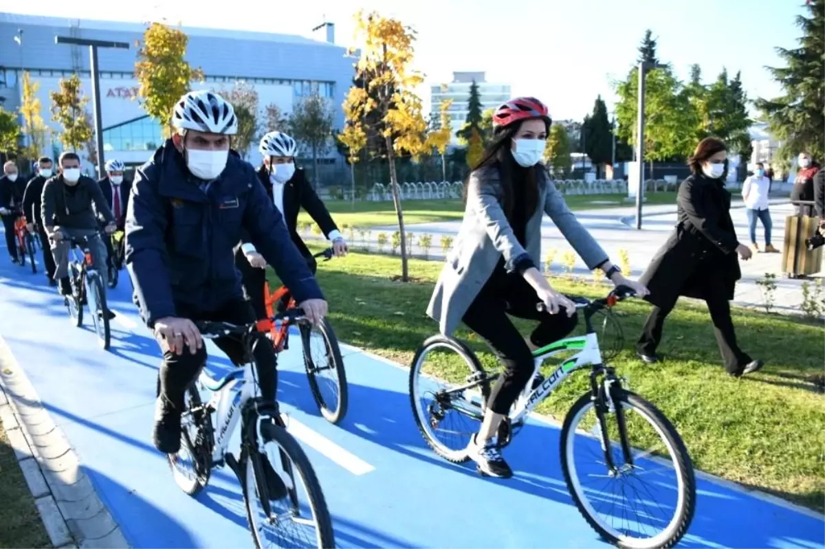 Bakan Kurum, Samsun Millet Bahçesi\'nde pedal çevirdi