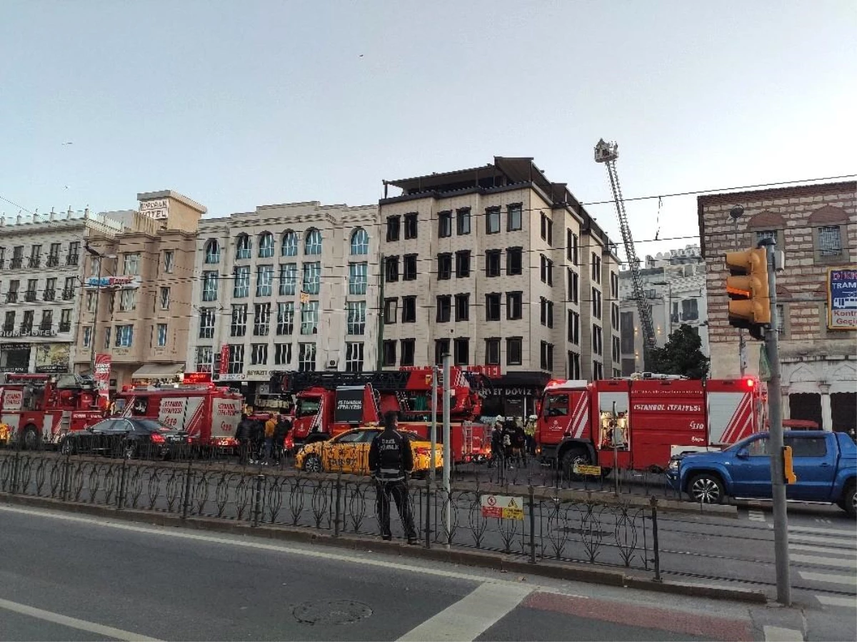 Beyazıt\'ta inşaat halindeki otelde çıkan yangın paniğe yol açtı