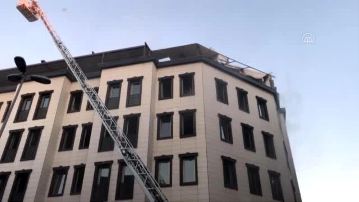 Fatih\'te 6 katlı otelde çıkan yangın söndürüldü
