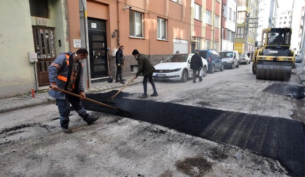 Fen İşleri ekiplerinin yol ve kaldırım çalışmaları