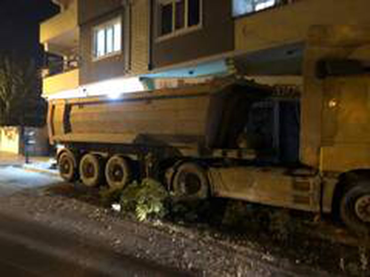 Freni boşalan kamyon iş yerine girdi