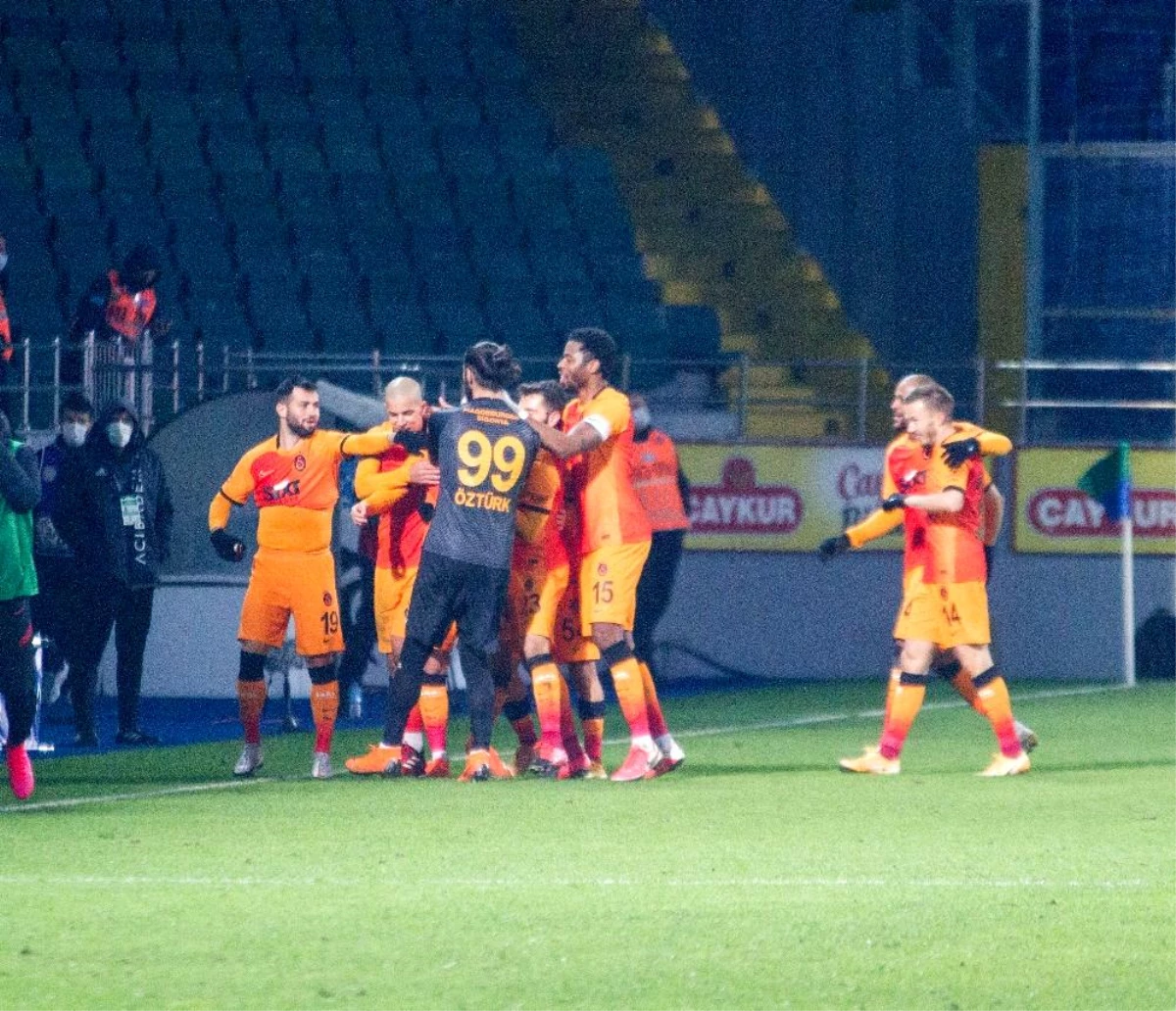 Galatasaray Rizespor\'u 4-0 mağlup etti