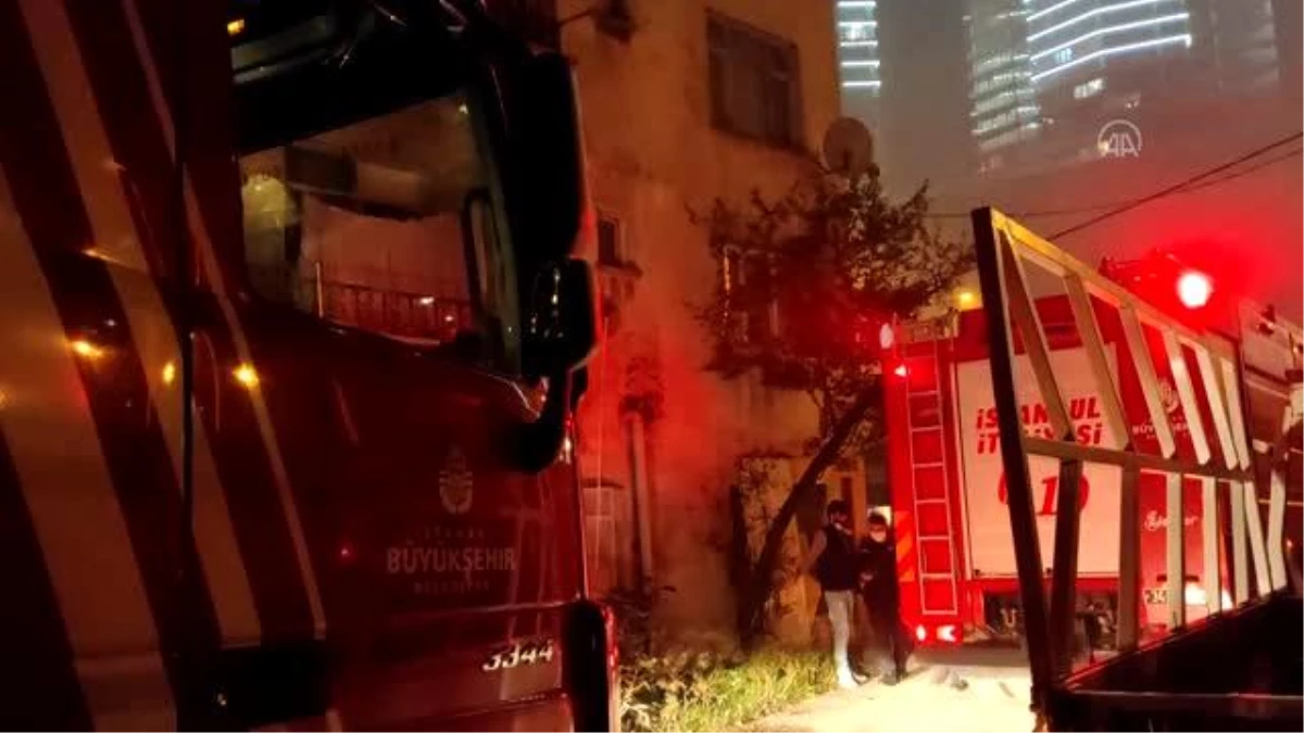 Kadıköy\'de bir binanın en üst katında çıkan yangın söndürüldü