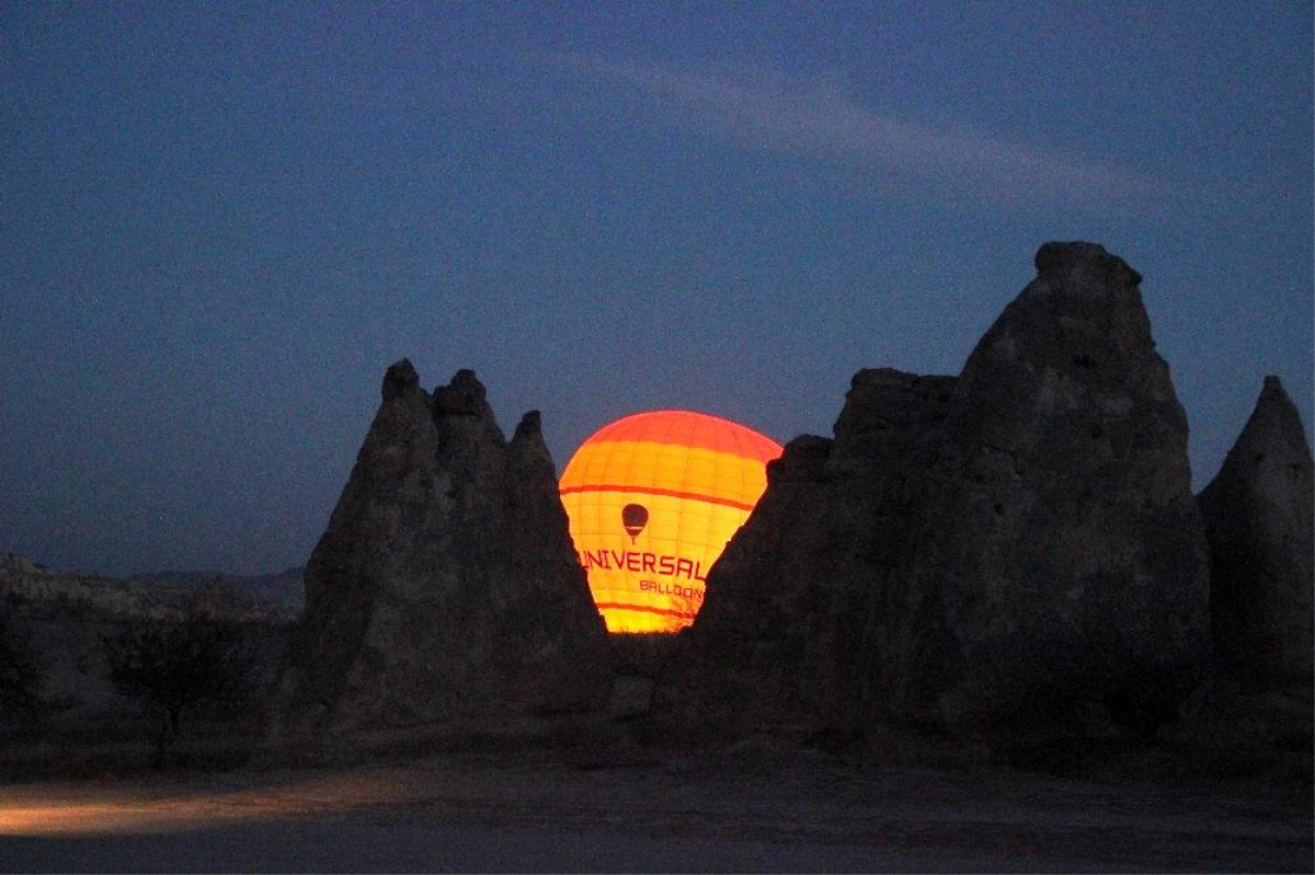 Kapadokya\'da balonlar güneşin doğuşu için havalandı