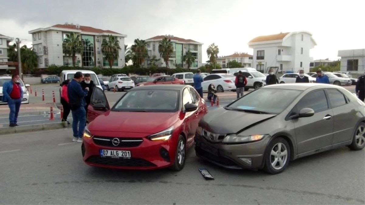 Manavgat\'ta iki otomobil çarpıştı: 1 yaralı
