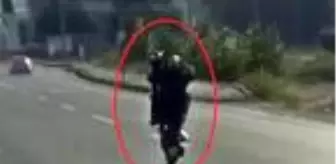 Motosikletle tek teker üzerinde tehlikeli yolculuk