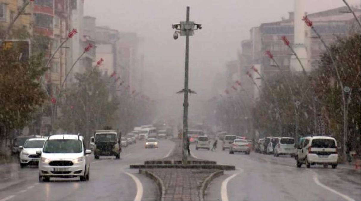 Muş\'ta şehir merkezine mevsimin ilk karı yağdı