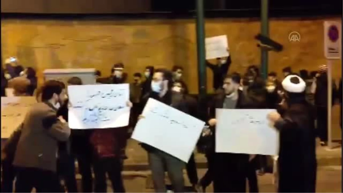 Öğrenciler, İranlı nükleer fizikçiye suikastın ardından gösteri düzenledi