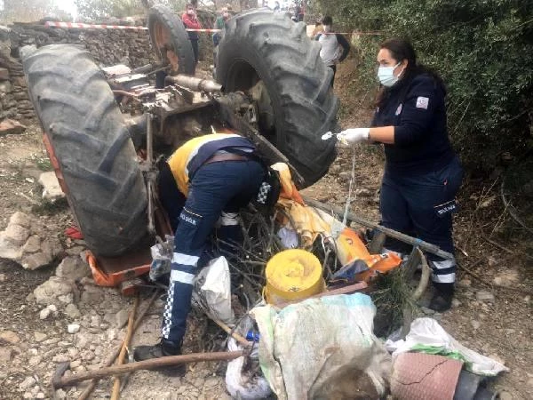 Muğla'da devrilen traktörün altında kalan çift öldü