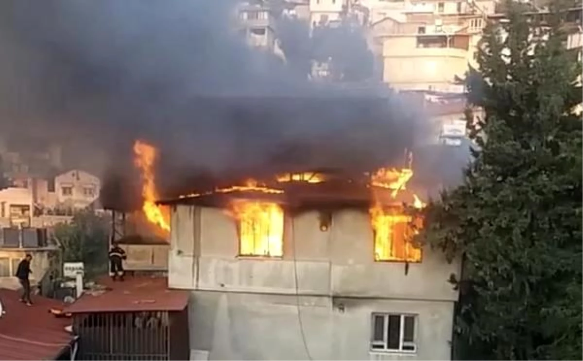 Hatay\'da 2 katlı ev alev alev yandı