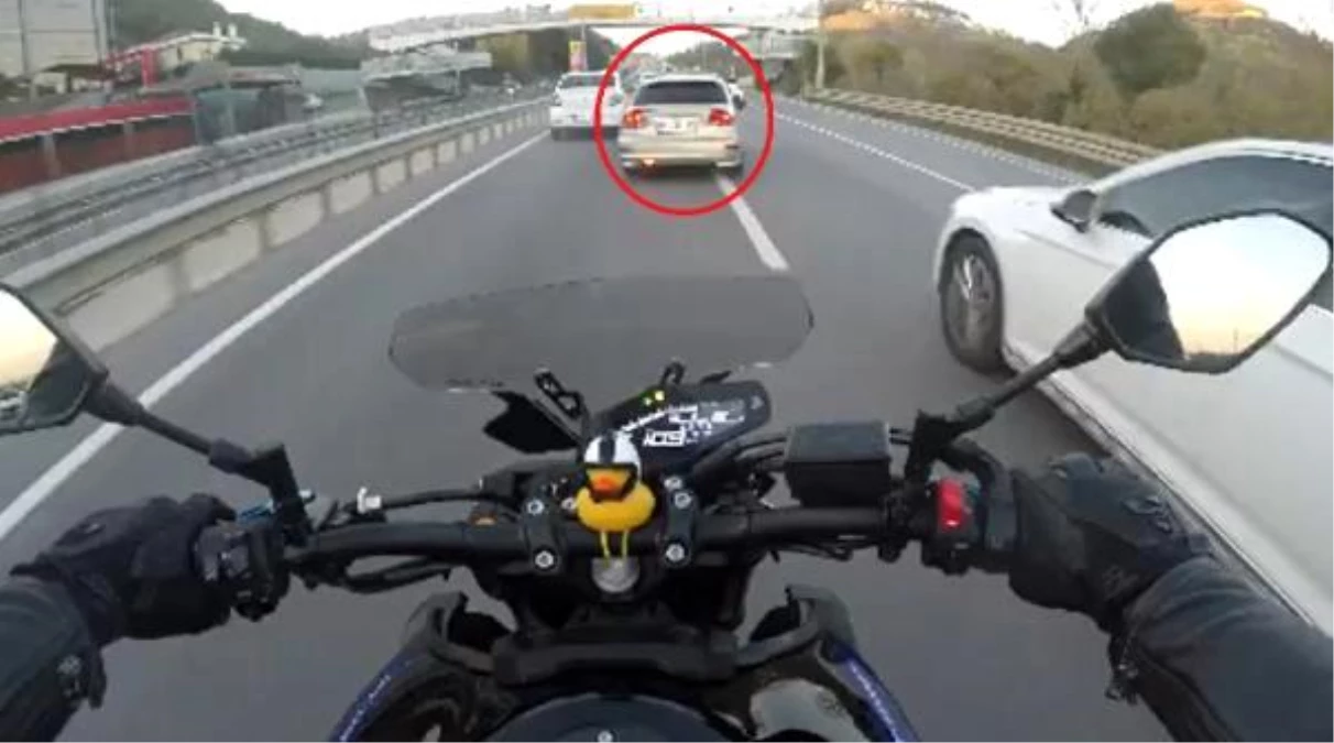 Hız sınırını aşan motosikletli ile otomobil sürücüsünün yarışı kamerada