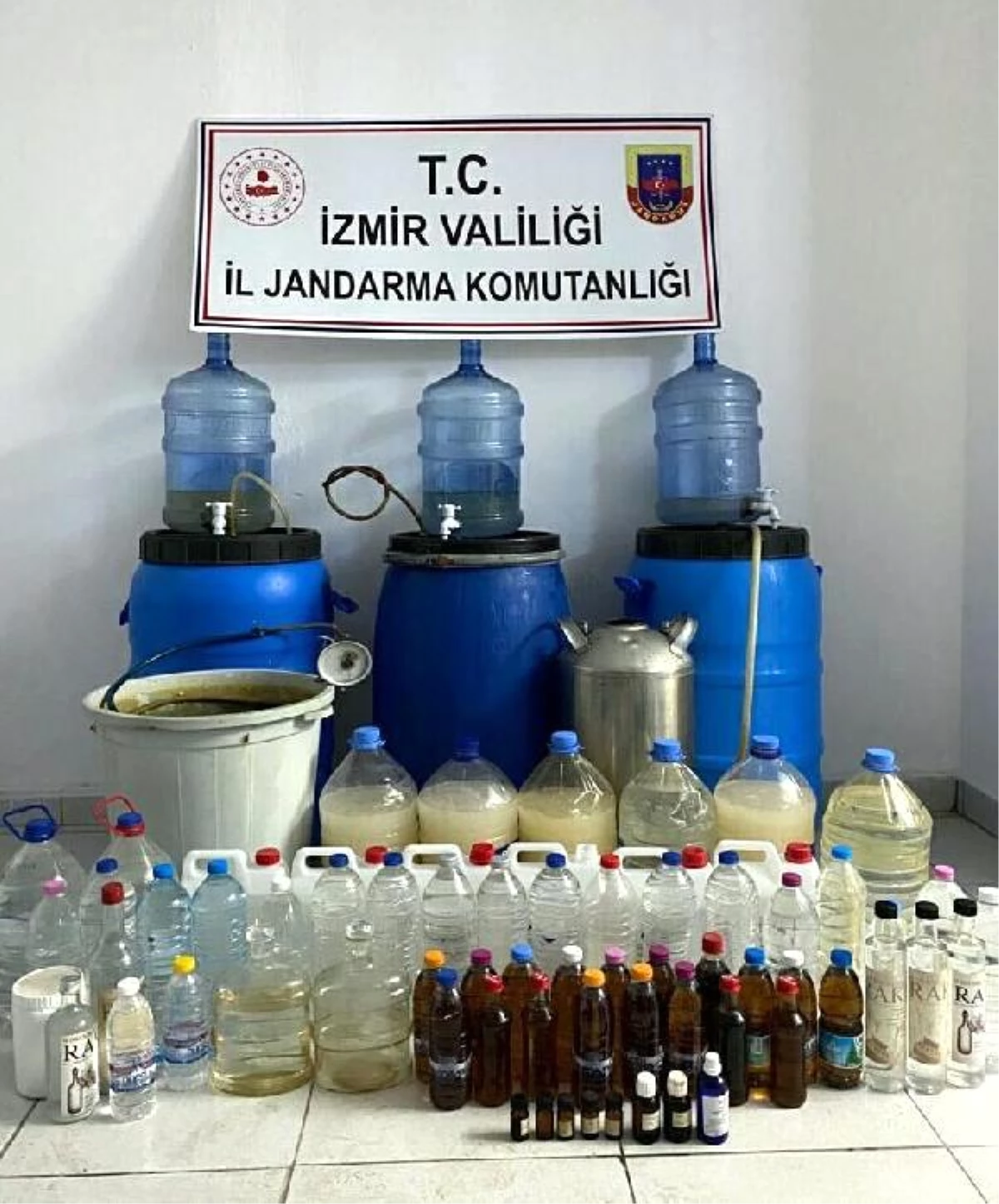 İzmir\'de 462 litre sahte içki ele geçirildi