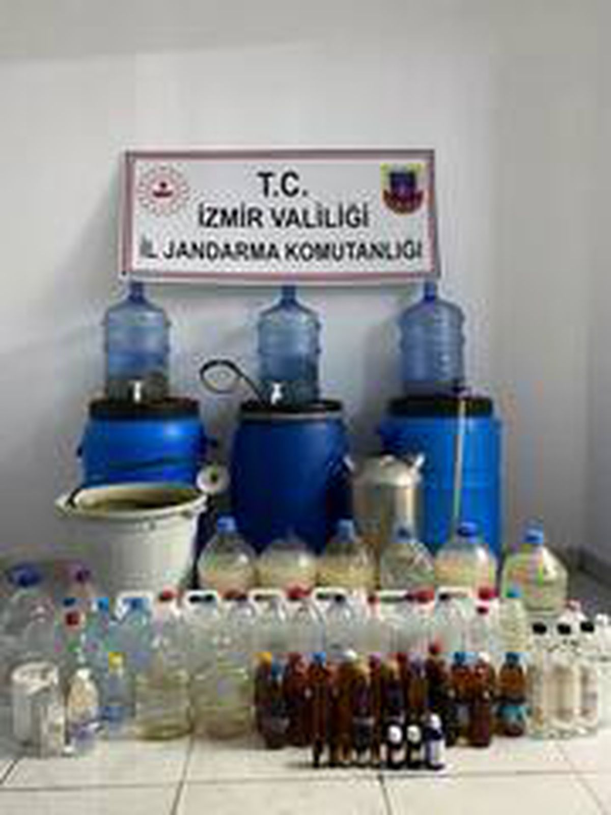 İzmir\'de 462 litre kaçak içki ele geçirildi