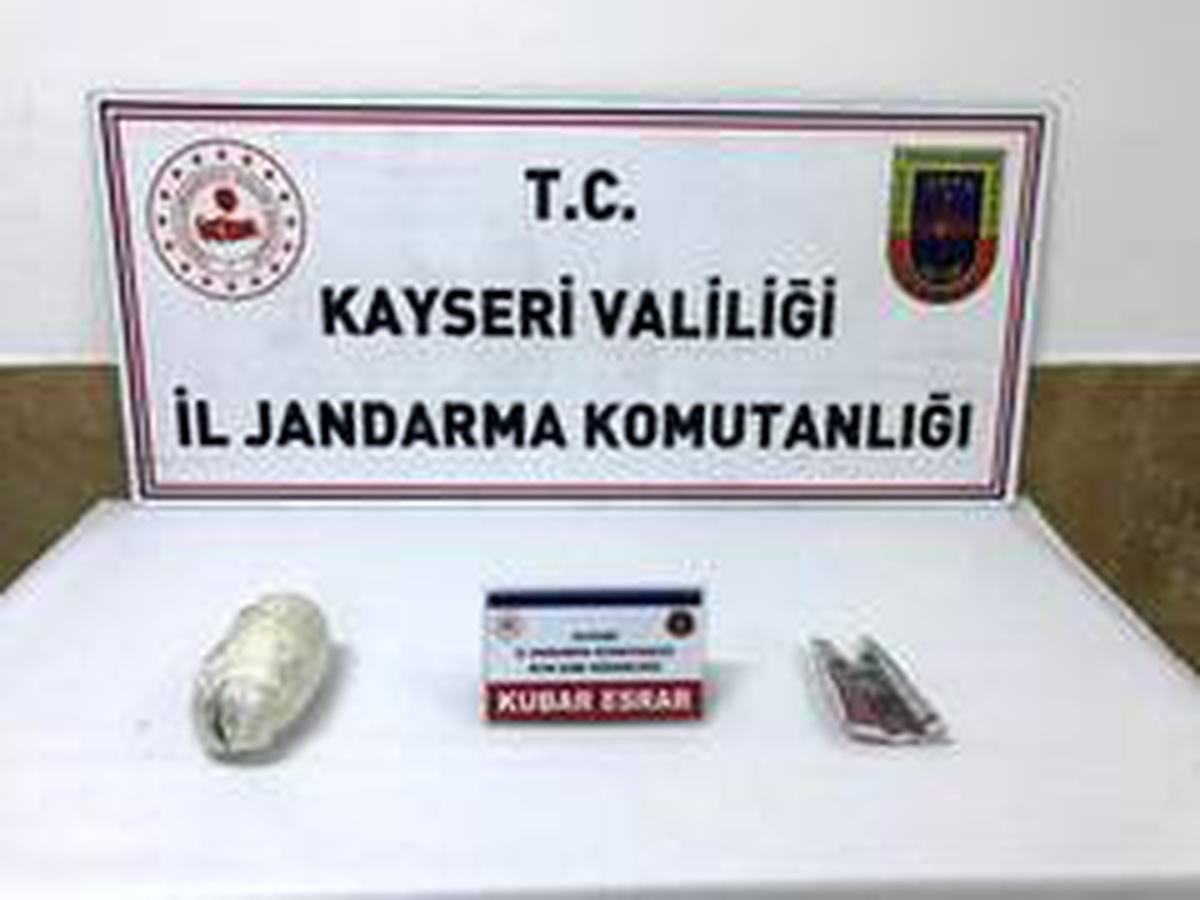 Jandarmanın çevirdiği yolcu otobüsünde 450 gram esrar ele geçirildi