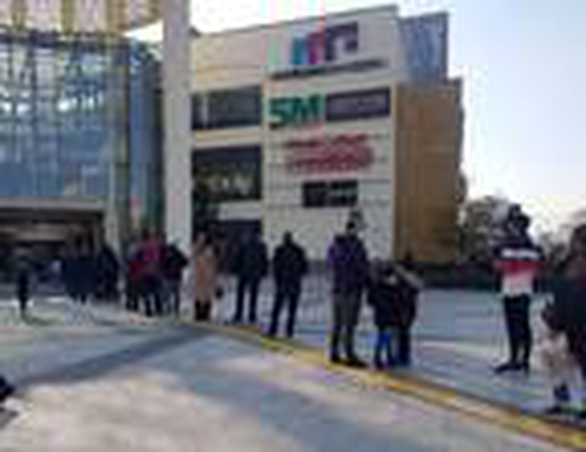 Kayseri\'de, kısıtlama sonrası AVM önünde kuyruk
