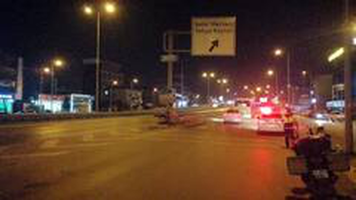 Kocaeli\'de otomobil bariyere saplandı: 1 yaralı