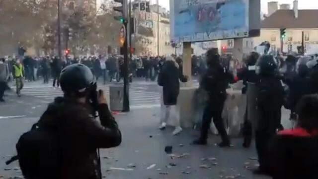 Paris yanıyor! Binlerce kişi sokaklara döküldü, Fransız polisi göstericilere sert müdahalede bulunuyor Paris yanıyor! Binlerce kişi sokaklara döküldü, Fransız polisi göstericilere sert müdahalede bulunuyor