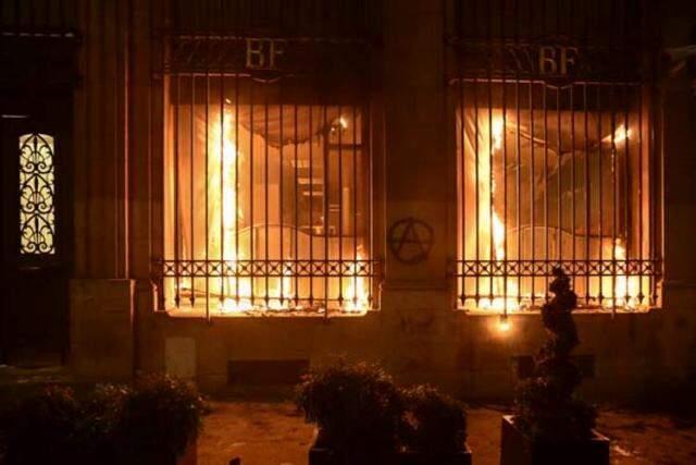 Paris yanıyor! Binlerce kişi sokaklara döküldü, Fransız polisi göstericilere sert müdahalede bulunuyor Paris yanıyor! Binlerce kişi sokaklara döküldü, Fransız polisi göstericilere sert müdahalede bulunuyor