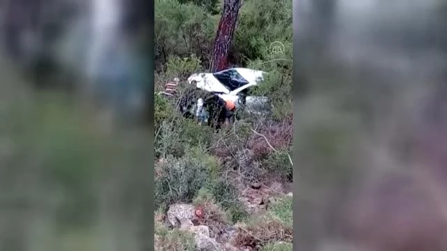 Uçuruma yuvarlanan otomobilin sürücüsü kurtarıldı