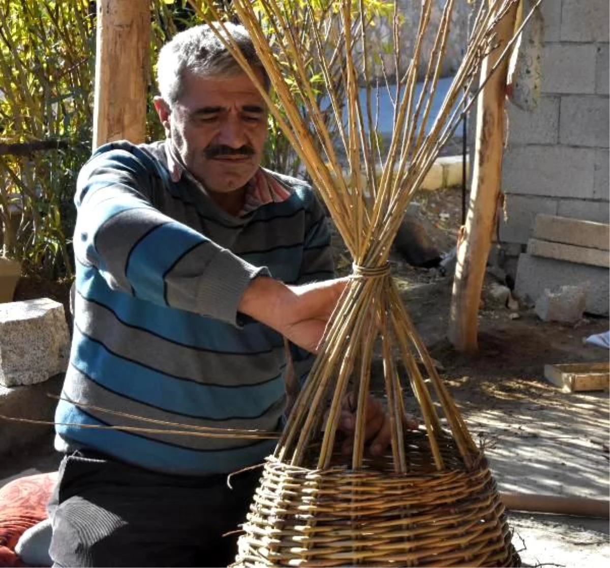 40 yıllık usta, söğüt dallarını sepete dönüştürüyor