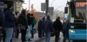 Altunizade Metrobüs Durağı'nda yoğunluk
