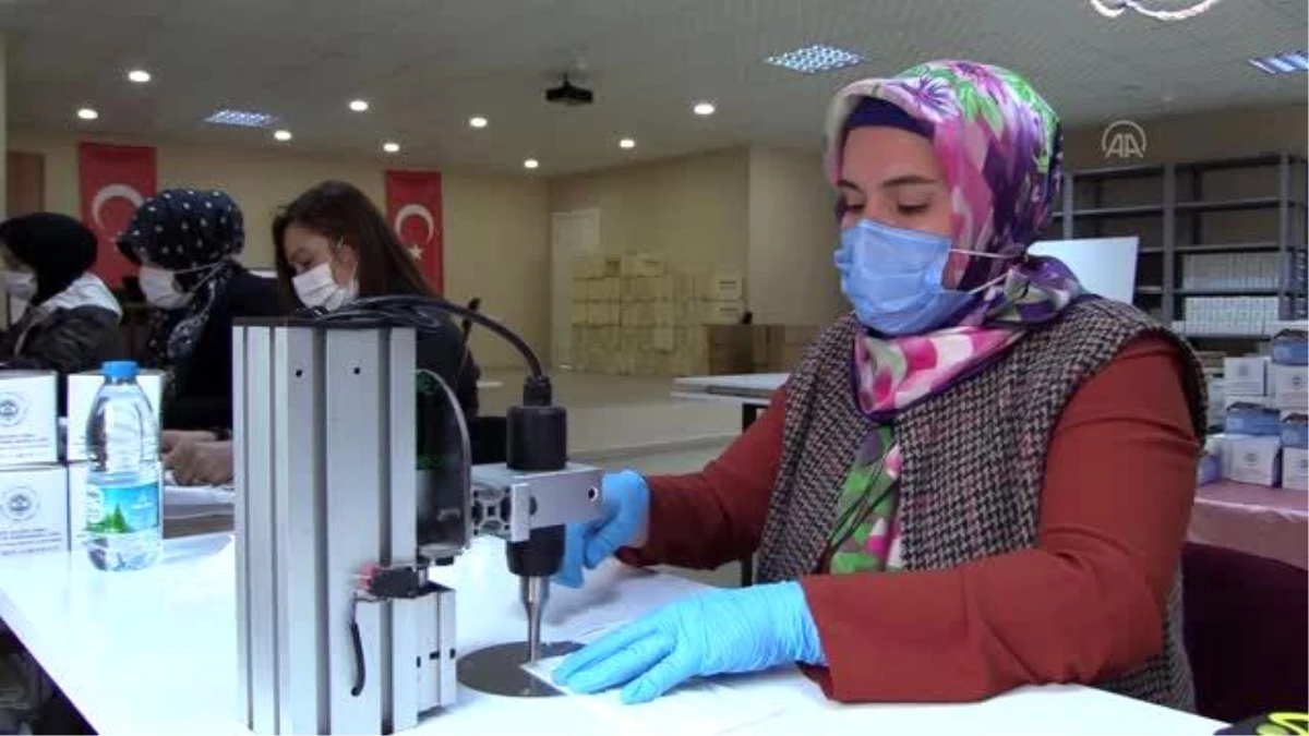 AMASYA- Kadınlar günlük 70 bin maske üreterek Kovid-19 mücadelesine destek veriyor