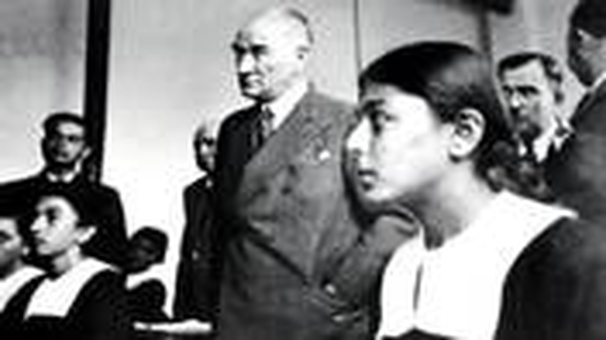 Atatürk\'le çekilen fotoğrafıyla hafızalara kazınan Remziye Tatlı hayatını kaybetti