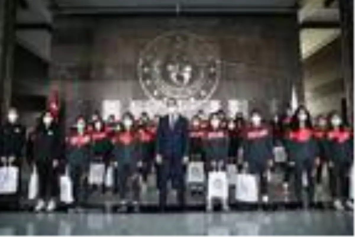 Bakan Kasapoğlu, Yüksekova Belediyespor Kadın Futbol Takımı\'nı kabul etti