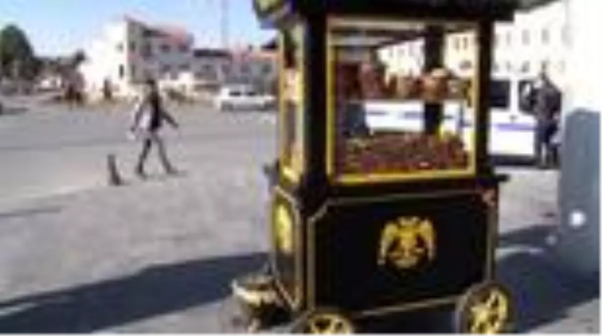 Belediye, simitçilere tarihe dokuya uygun simit arabası hediye etti