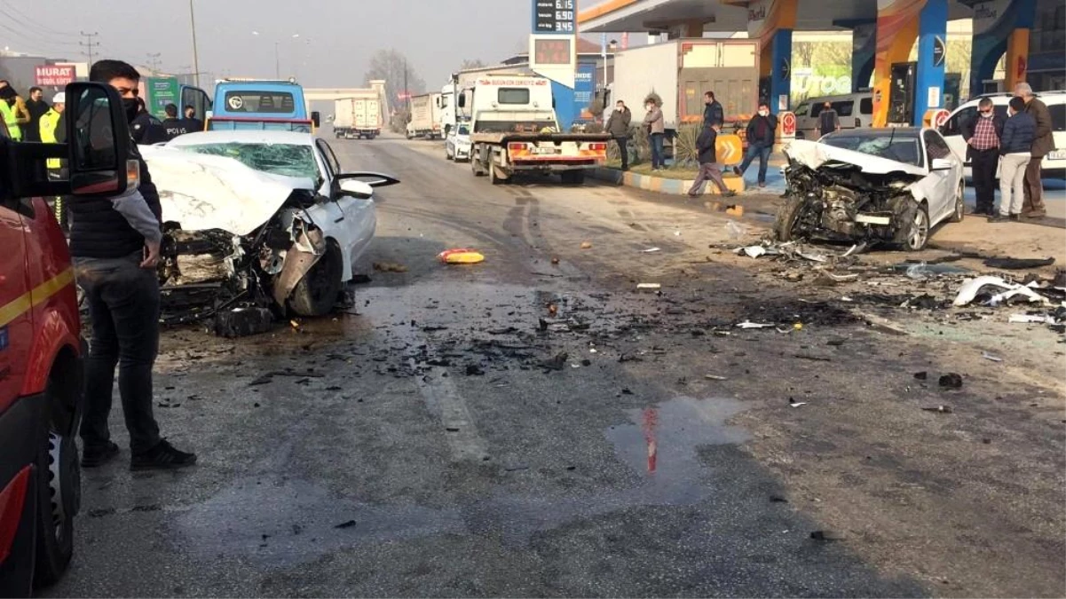 Bursa\'da iki otomobilin çarpıştığı kazada bir kişi öldü, 4 kişi yaralandı