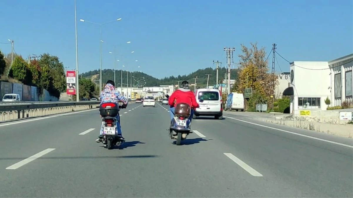 Bursa\'da motosiklet sürücüleri trafikte sohbet etti