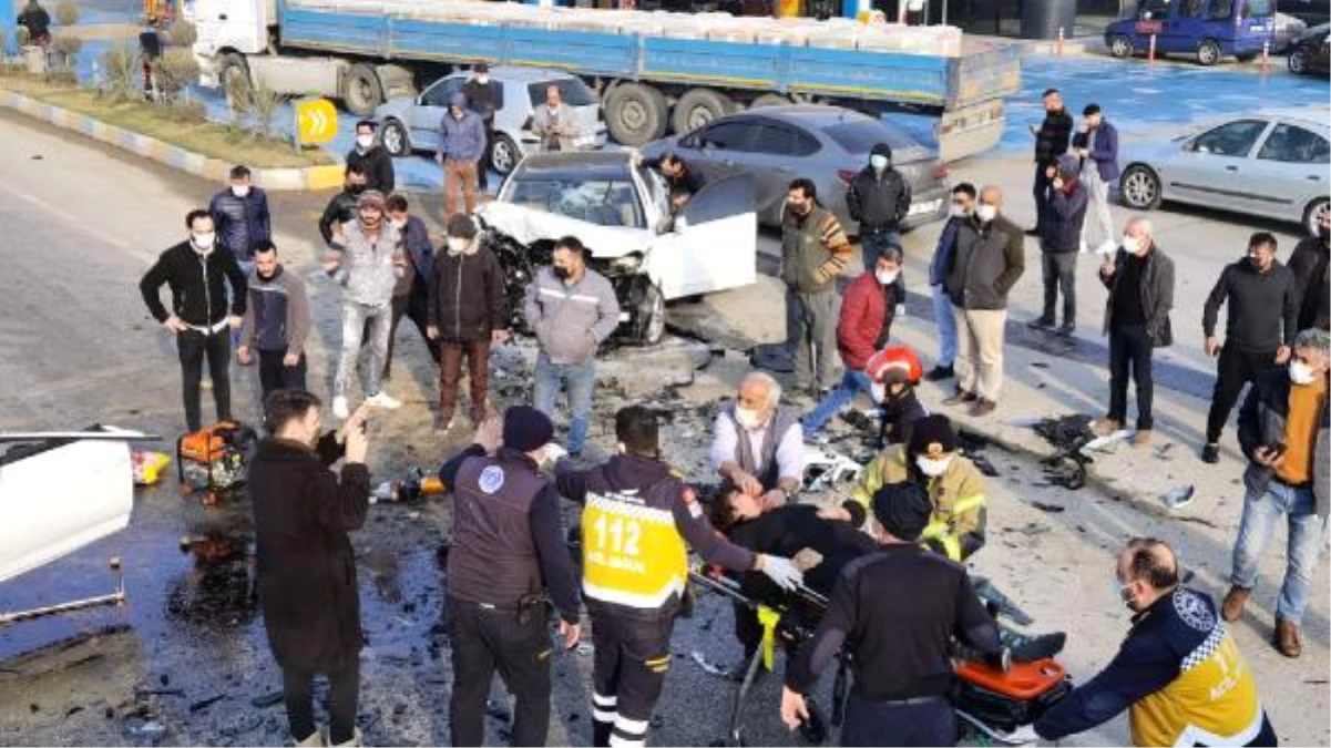 Bursa\'da feci kaza! Otomobiller kafa kafaya çarpıştı: 1\'i çocuk 2 ölü, 3 ağır yaralı