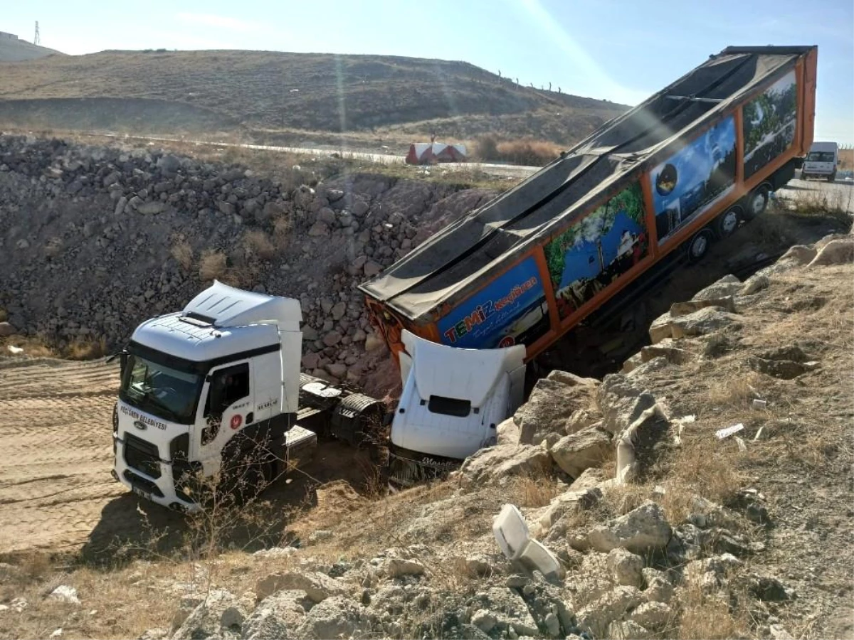 Çöp kamyonlarından dökülen atıklar yine kazaya neden oldu