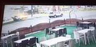 Direksiyon hakimiyetini kaybetti, refüjdeki tabelalara böyle çarptı