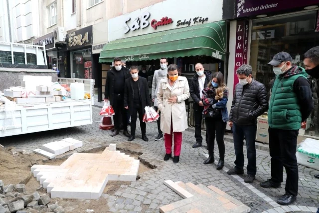 Fethiye Caddesinde doğal taş zemini uygulanıyor