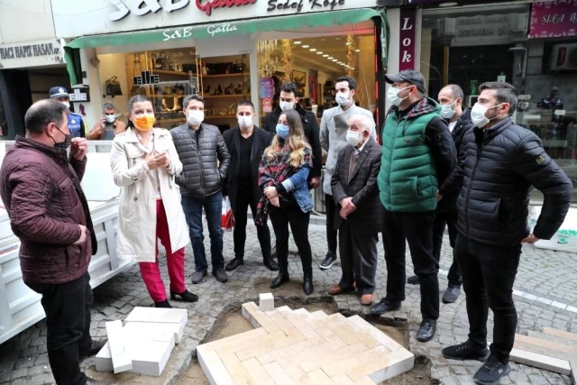 Fethiye Caddesinde doğal taş zemini uygulanıyor