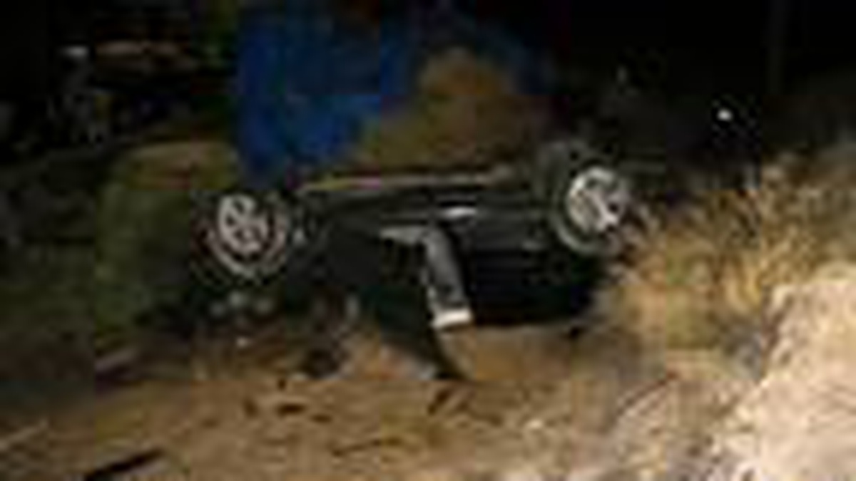 HAFİF TİCARİ ARAÇ İLE OTOMOBİL ÇARPIŞTI: 2 YARALI
