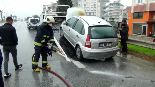 Hareket halindeki araç alev aldı, yardıma esnaf koştu...O anlar kamerada