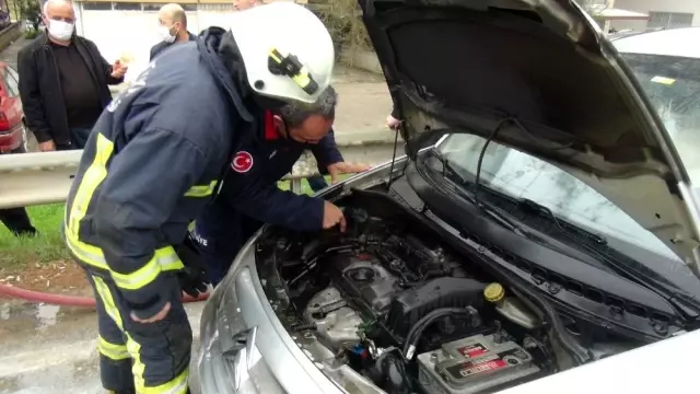 Hareket halindeki araç alev aldı, yardıma esnaf koştu...O anlar kamerada