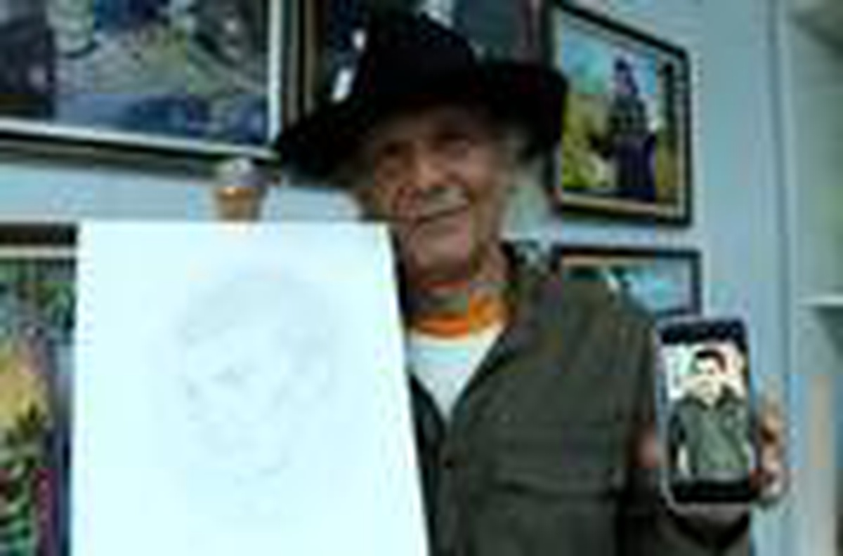 Hiç tanımadığı kişiyle telefonda konuşup, onu tuvale resmediyor