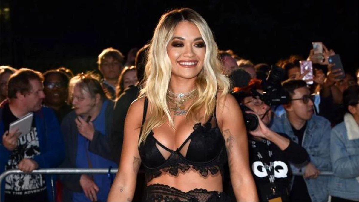 İngiliz şarkıcı Rita Ora\'nın iç çamaşırsız pozu takipçilerinden tam not aldı