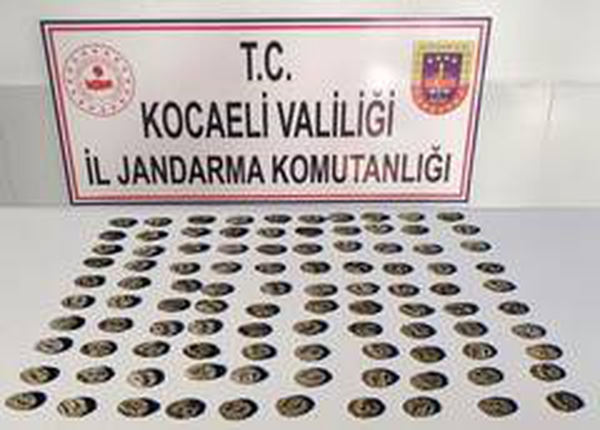 Kocaeli\'de 100 tarihi sikke ile yakalanan 7 kişi gözaltına alındı