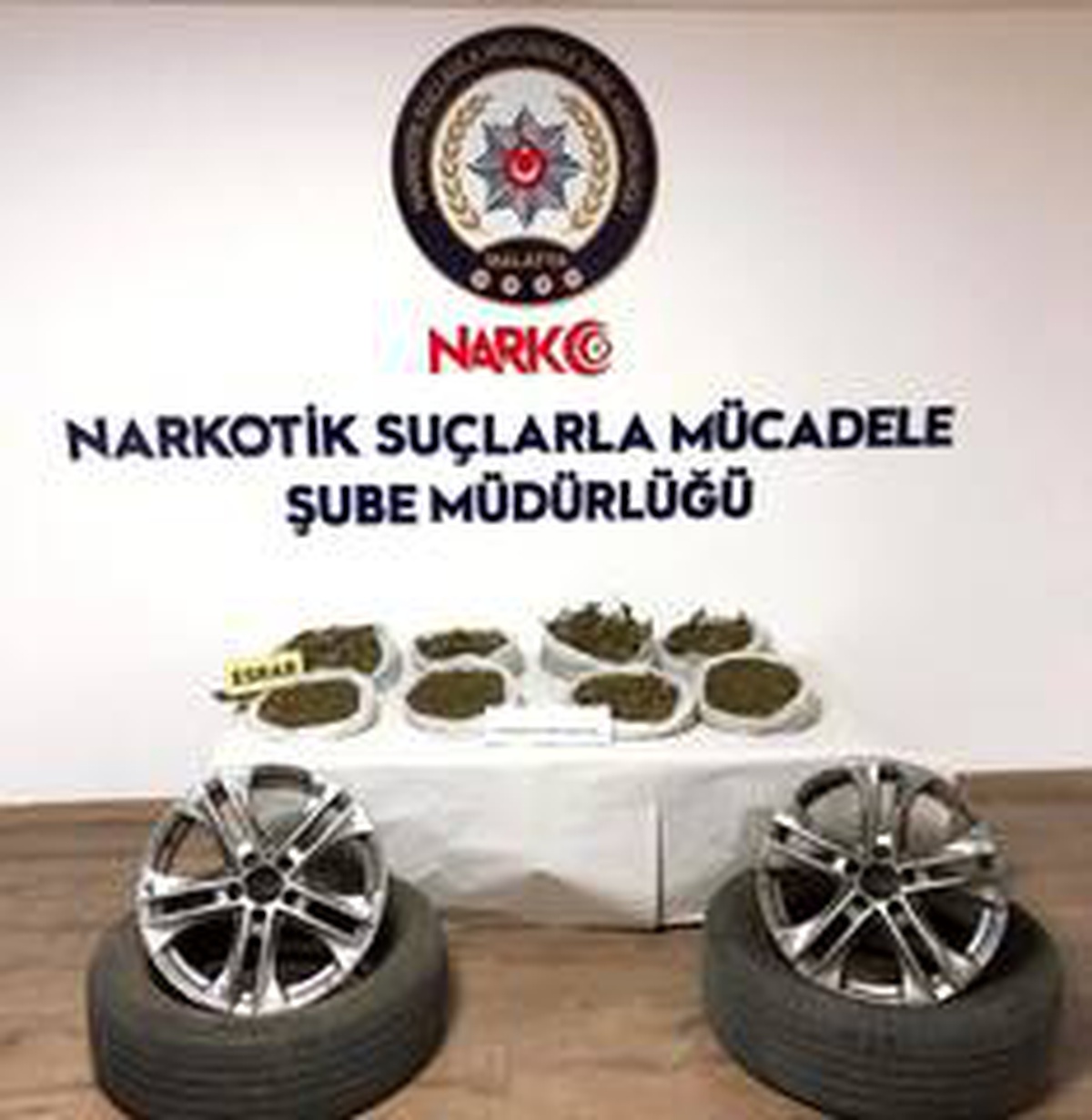 Lastik içinde esrar sevkiyatı polise takıldı