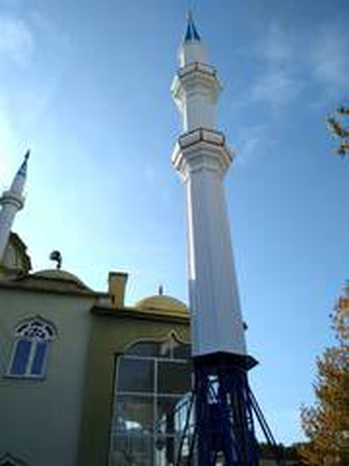 Son dakika... Selendi\'de fırtınadan yıkılan cami minaresi yenilendi
